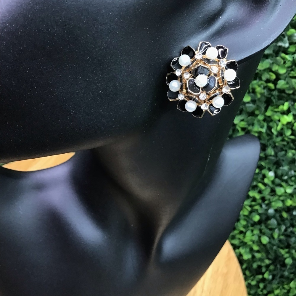 Black floral pearl earrings